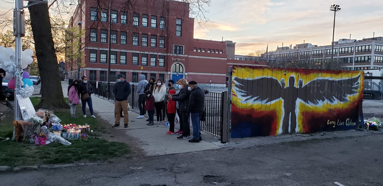 El mural muestra la figura de Adam Toledo levantando las manos y con alas. Muchos se han dado cita al lugar para conmemorar al menor.