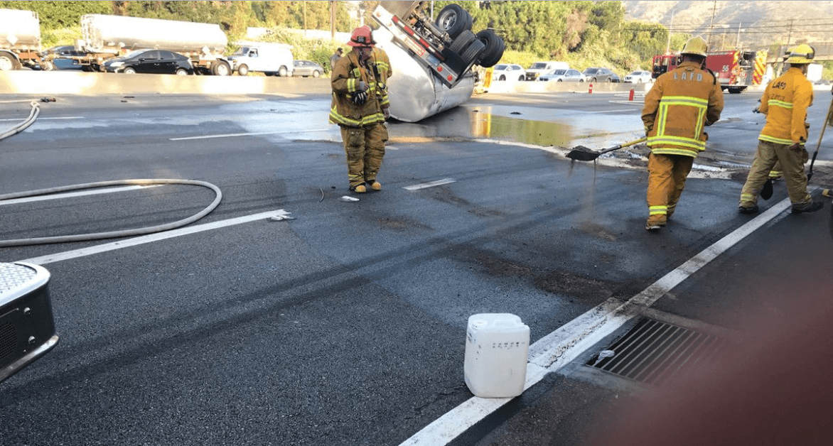 De acuerdo con las autoridades, el transporte contenía alrededor de 7,500 galones de gasolina.