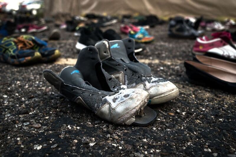 En fotos: así quedan los zapatos de los inmigrantes después de cruzar la frontera