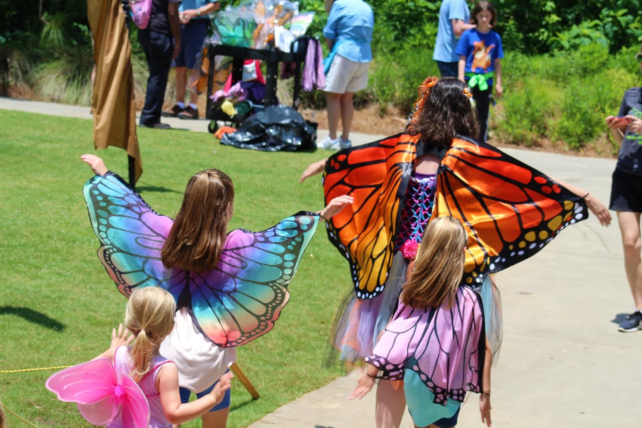 <b><a href="https://www.chattnaturecenter.org/special-events/butterfly-festival/">Flying Colors Butterfly Festival (4 y 5 de junio)</a></b>. La edición 23 del Festival Anual de Mariposas Flying Colors contará con un Encuentro de Mariposas, exposiciones con expertos en polinizadores y educadores, un Juego de la Migración para aprender sobre la migración de las monarcas, comida sabrosa y entretenimiento en vivo.