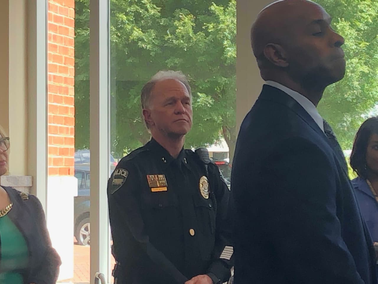 En entrevista con Univisión, el jefe de la policía de UNCC indica que Riley Howell intentó que Trystan Terrell continuara disparando y posteriormente uno de sus oficiales se avalanzó contra Terrell hasta someterlo en el piso y controlar la situación.