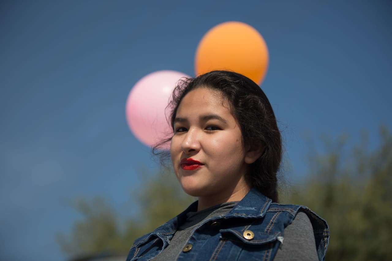 Francisca del Carmen Hernánez, 14, vino a la fiesta de XV de Rubí en carro desde Ciudad Victoria, Tamaulipas, con sus padres y su hermano de nueve años. Ya está planificando su fiesta para el próximo octubre y tiene reservado grupo de música “Los corceles de Linares” que, por ser amigos de la familia, tocarán a cambio de 35,000 pesos en vez de el precio más elevado que normalmente cobran. “La fiesta de Rubí debe costar un millón [de pesos] o medio millón, la mía será de 300,000”. No todas sus amigas podrán celebrar sus XV, por razones económicas. Eso sí: no va a hacer un video como Rubí. “Cuando vi los memes pensé que ella se sentiría mal porque no supo cómo hacer el evento de Facebook y lo hizo abierto”. Su padre, ganadero y maderero, va a invitar personalmente a la familia de Rubí a su fiesta de XV años.