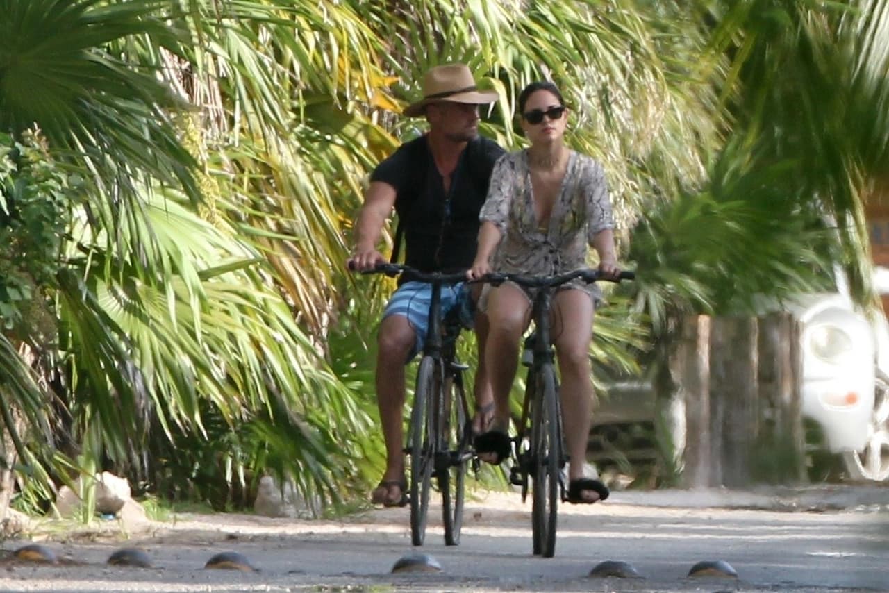 La pareja, que se dejó ver en un
<b><a href="https://www.univision.com/entretenimiento/celebridades/amor-sobre-ruedas-eiza-gonzalez-y-josh-duhamel-pasearon-en-bicicleta-fotos" target="_blank">romántico viaje en bicicleta</a></b> por las calles del paradisiaco lugar, también fue captada tomando el sol en un paseo en lancha unos días antes.