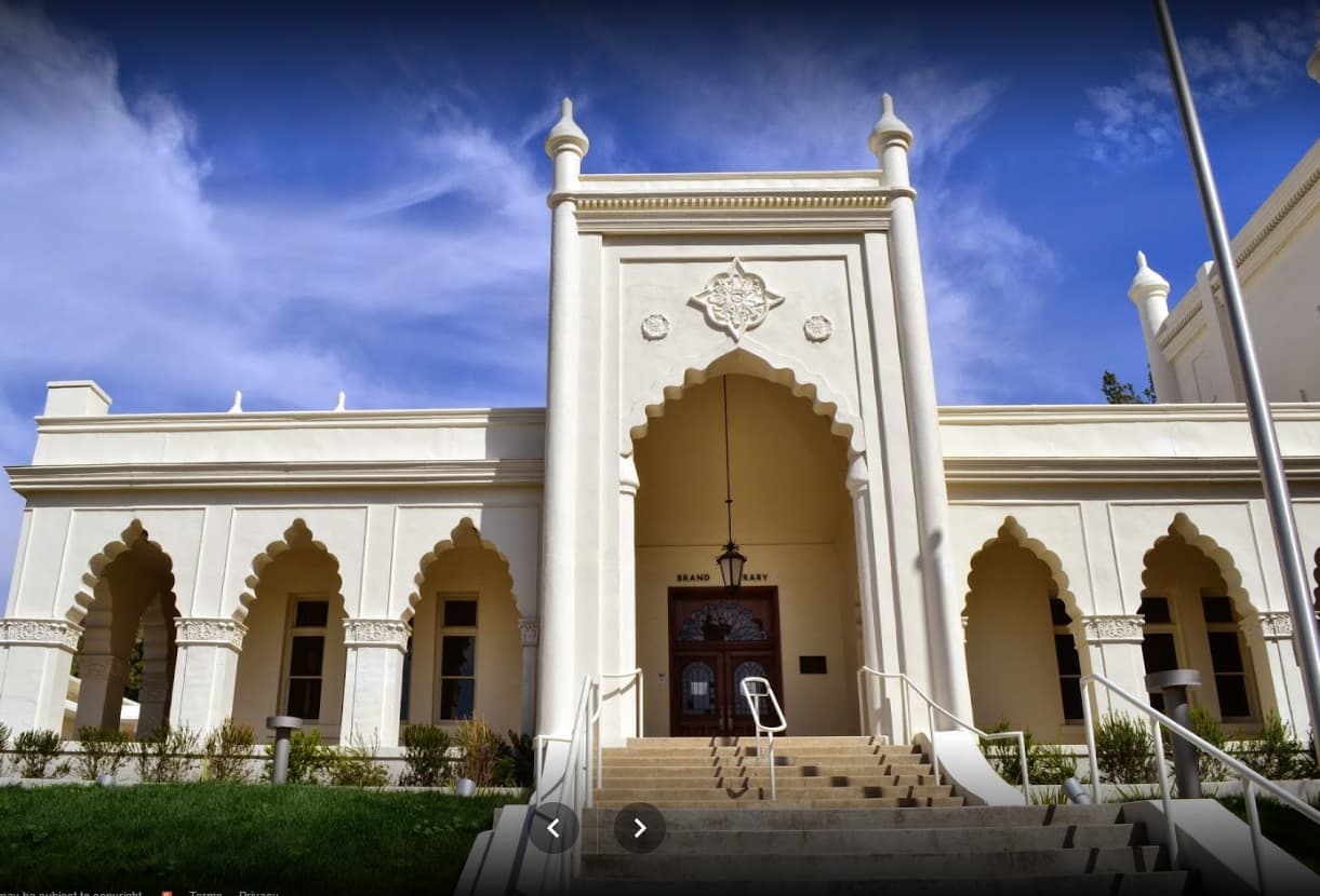 <b>Biblioteca y centro de arte Brand: </b>Esta biblioteca situada en Glendale ofrece una extensa colección de libros y una galería de arte y gracias a una remodelación en 2014 ahora también cuenta con aire acondicionado. 1601 W Mountain Street | Glendale, CA 91201 | (818) 548-2051