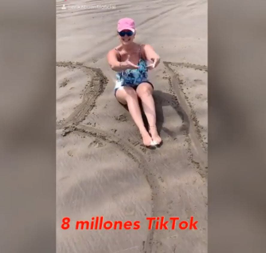 El video lo acompañó con la canción 
<b><a href="https://www.youtube.com/watch?v=Fn1h3AQk_TQ" target="_blank">'Arrasando'</a></b>
<a href="https://www.youtube.com/watch?v=Fn1h3AQk_TQ" target="_blank"> </a>de Thalía. 
<br>