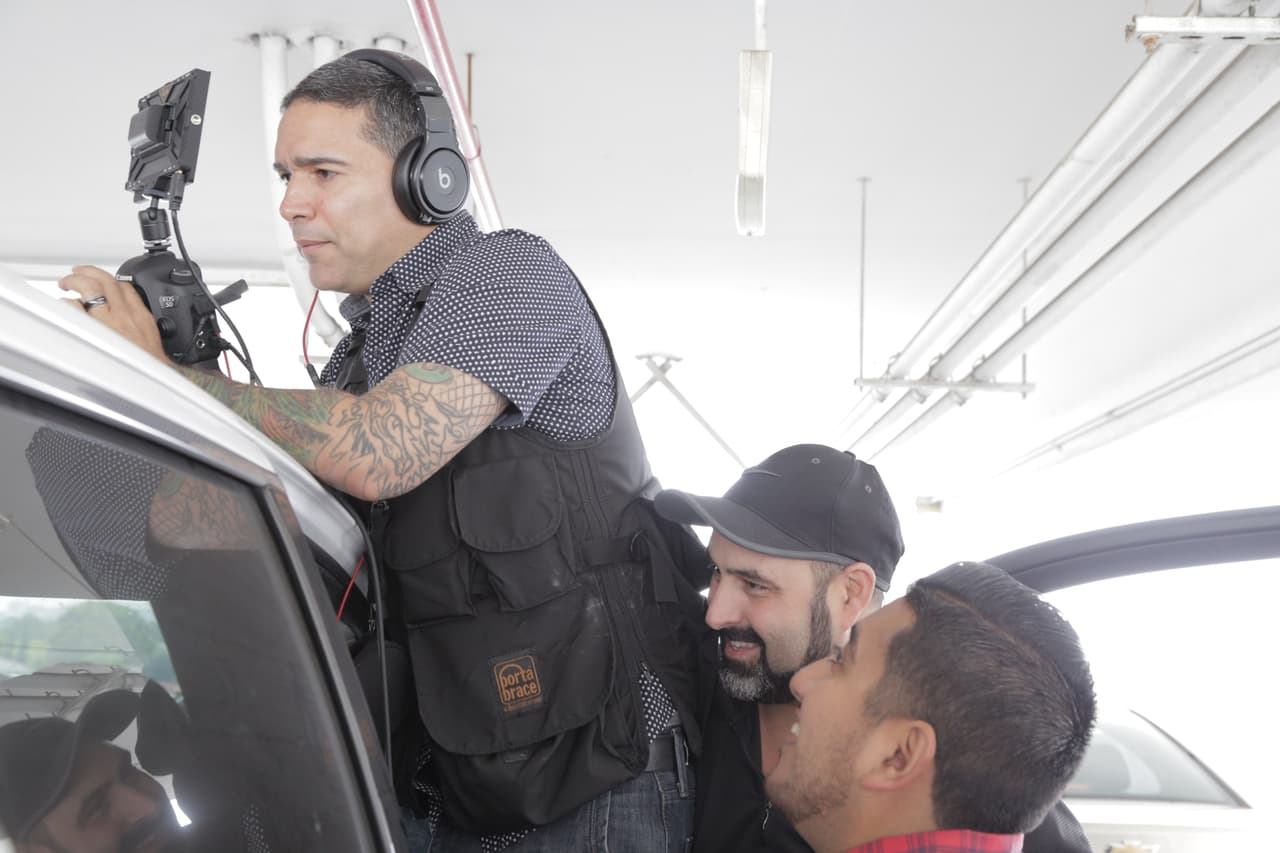 El equipo de producción asegurándose que todo salga bien.