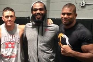Jon Jones se lastimó al defenderse de Alistair Overeem