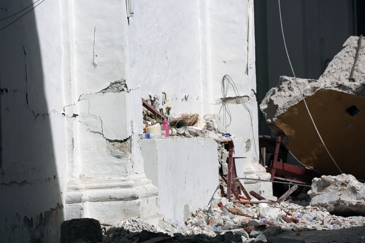 En el interior solo quedan escombros, restos de las bancas, candelabros y cirios a medio quemar.