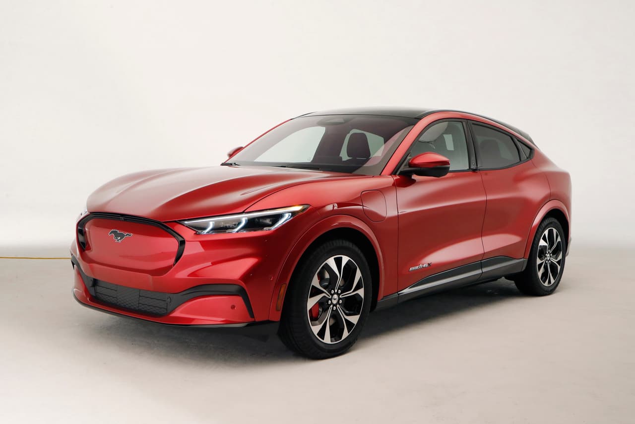 Este es el nuevo SUV Ford Mustang Mach-E elaborado en Warren, Michigan. Ford busca anotarse otro gran éxito con el SUV eléctrico que promete ser un auto diario con alto rendimiento. Este como otro 20 modelos de autos eléctricos se estima que está en el mercado mundial en 2022.