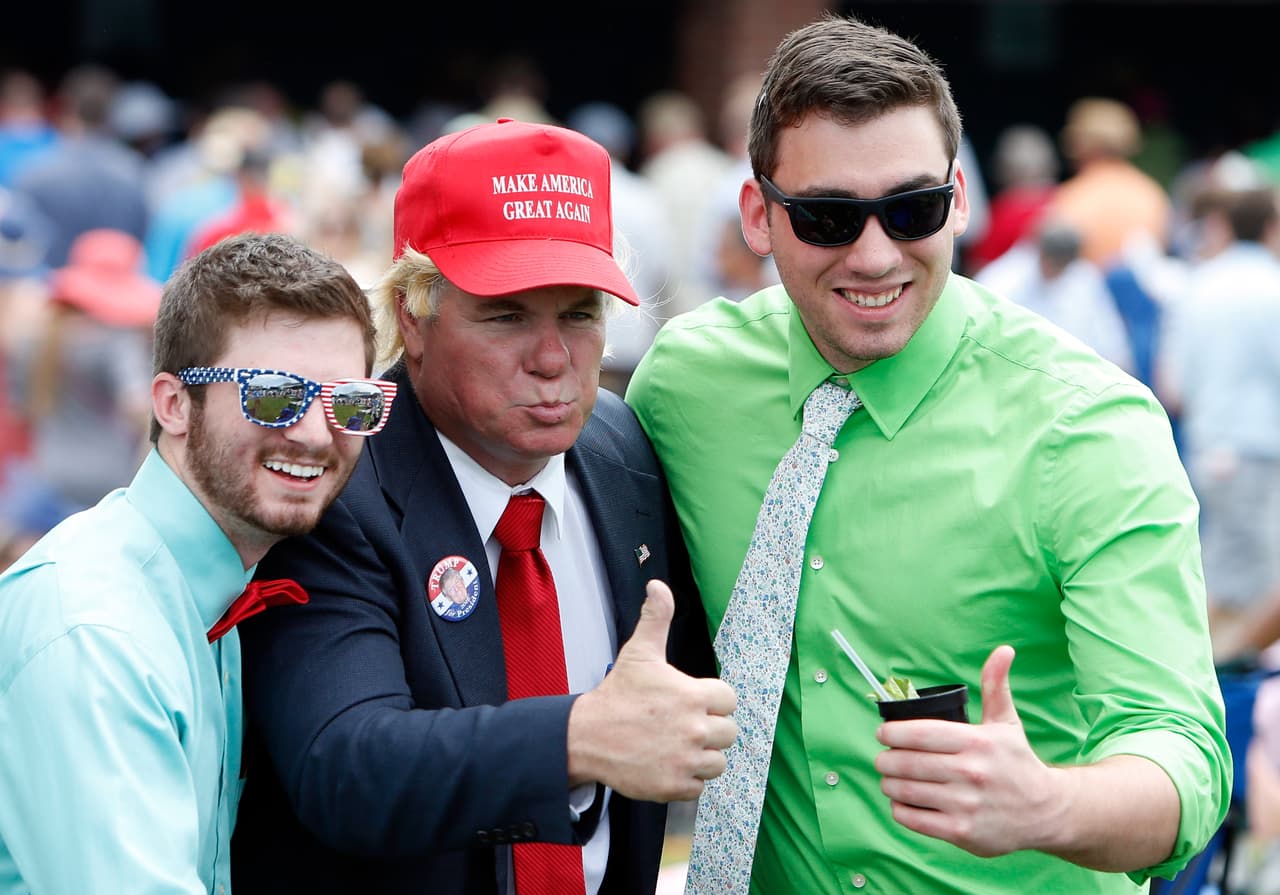 La hípica también le abrió un espacio a los seguidores de Trump y un imitador del republicano compartió con fanáticos en el derby de Kentucky.
