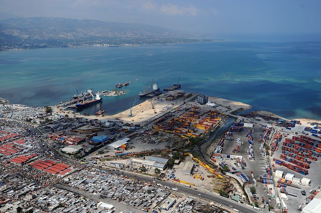 Vista aérea de la terminal del puerto marítimo de Puerto Príncipe, el 20 de marzo de 2014.
