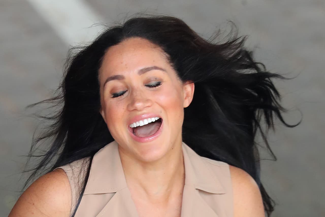 "Ella
<b><a href="https://www.univision.com/entretenimiento/realeza/meghan-markle-revela-lo-unico-que-echa-de-menos-de-su-vida-plebeya-y-ya-no-puede-hacer" target="_blank">se abrió camino en el mundo</a></b>. Y luego se enamora, y él se enamora de ella, y todos deberían celebrarlo porque es una verdadera historia de amor. Puedes mirarlos y ver eso", dijo.