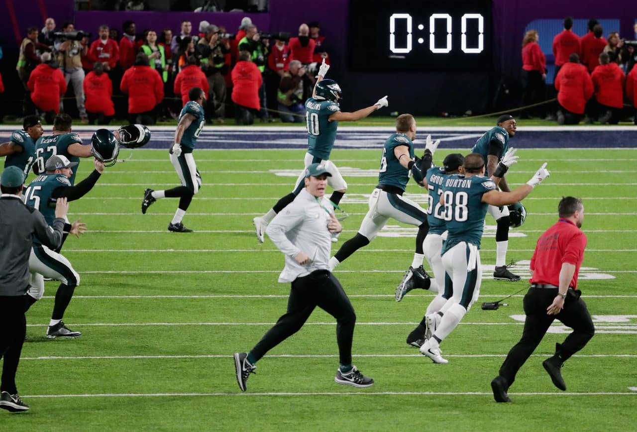 Explosión de euforia justo en el momento en que el reloj expiró. Los Eagles son campeones del Super Bowl.
