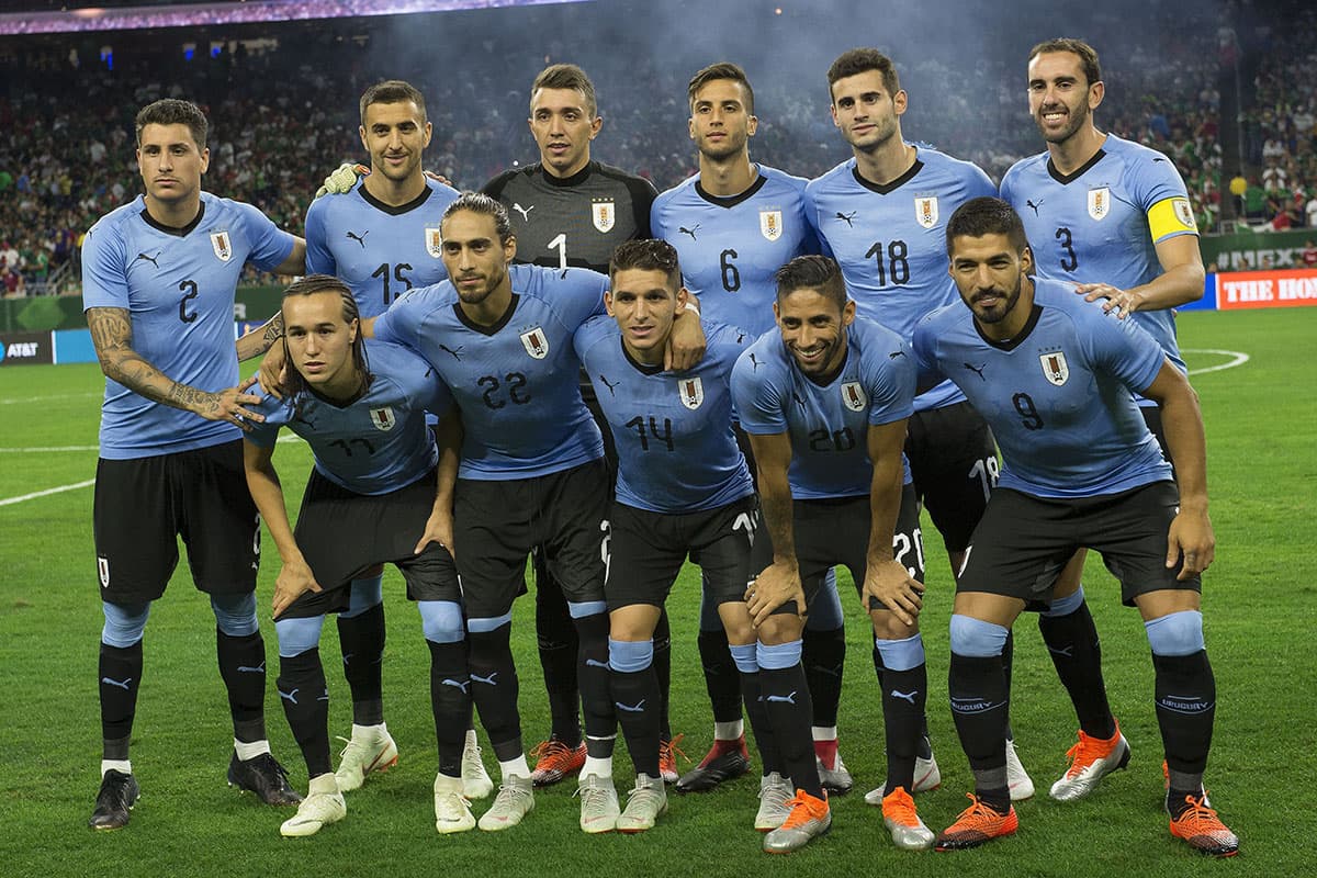 Uruguay jugó con Fernando Muslera; Martín Cáceres, Diego Godín, José María Giménez, Diego Laxalt; Lucas Torreira, Rodrigo Bentancur, Matías Vecino, Jonathan Urretaviscaya; Gastón Pereiro y Luis Suárez.