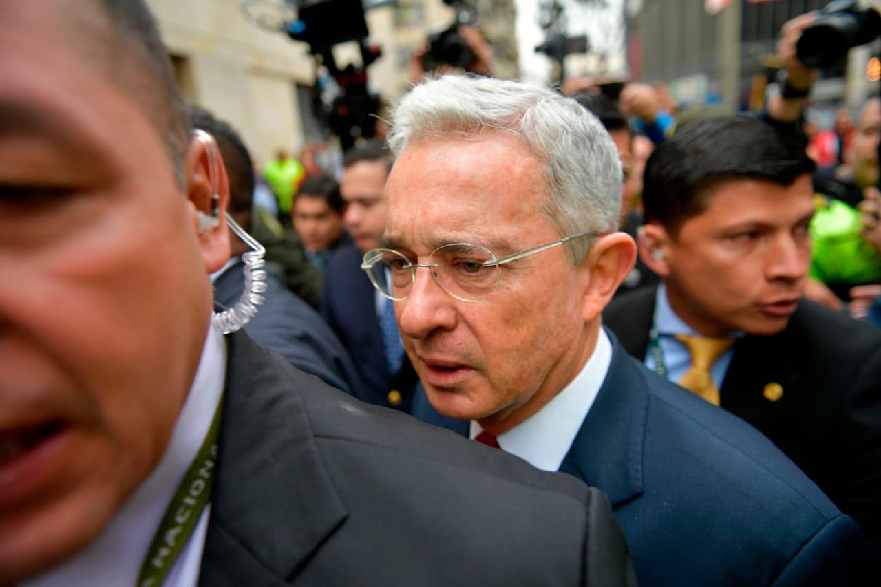 Con 9 votos a favor y 2 en contra, los comisionados de Miami-Dade votaron porque un tramo de una avenida del suroeste del condado tenga el nombre del expresidente de Colombia, Álvaro Uribe Vélez.
<br>