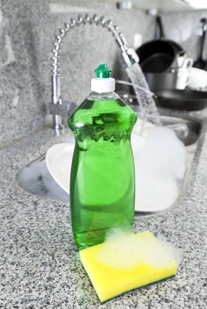 <b>Jabón líquido. </b>Con ayuda de un cepillo de cerdas suaves limpia los accesorios, sólo mójalo en la mezcla de jabón para platos con agua. Cuando termines, seca cada una de las piezas con un paño suave.