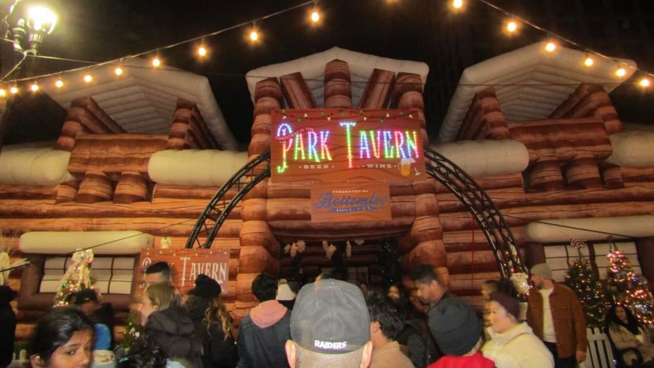 Uno de los aspectos más destacados de Christmas in the Park son las más de 40 casitas animadas acompañadas de música.