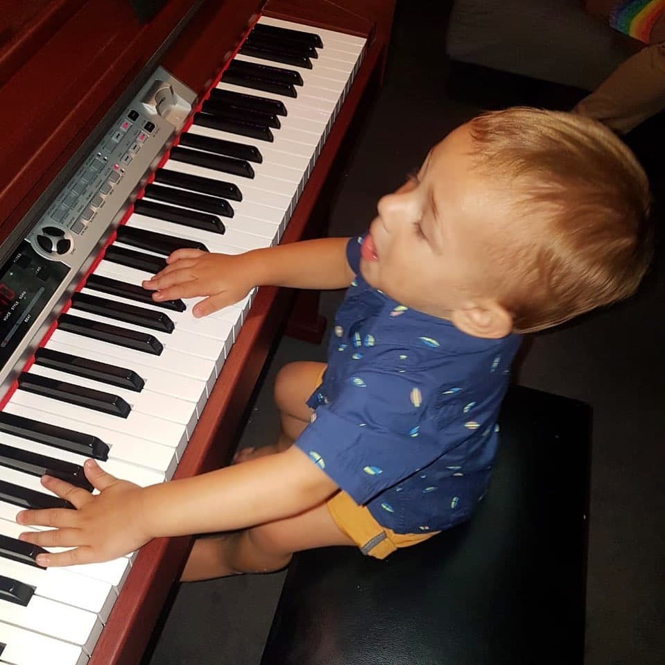 En esta imagen donde se le ve tocando el piano, queda al descubierto que Liam también lleva en la sangre el mundo del entretenimiento como sus padres.