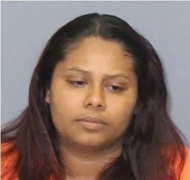 Adriana Marín-Sotelo, hermana de Alder fue arrestada y acusada de ser su cómplice, se presume que ella facilitó la fuga y puso a disposición de su familiar en auto en el que logró huir.