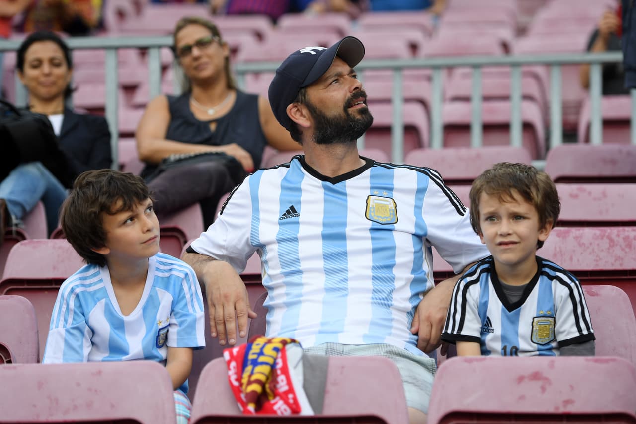La afición local tenía algunos protagonistas como esta familia argentina, apoyando siempre a 'Lio' Messi.