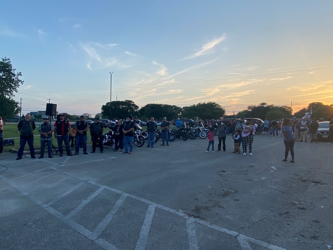 Álvarez también defendió a su hija de los ataques en las redes sociales.
<a href="https://www.facebook.com/UnivisionSATX/posts/10157756111456507" target="_blank">Varias personan han señalado que la madre de la menor es la responsable de los hechos por llevarla a un evento de club de autos durante horas de la noche</a>.