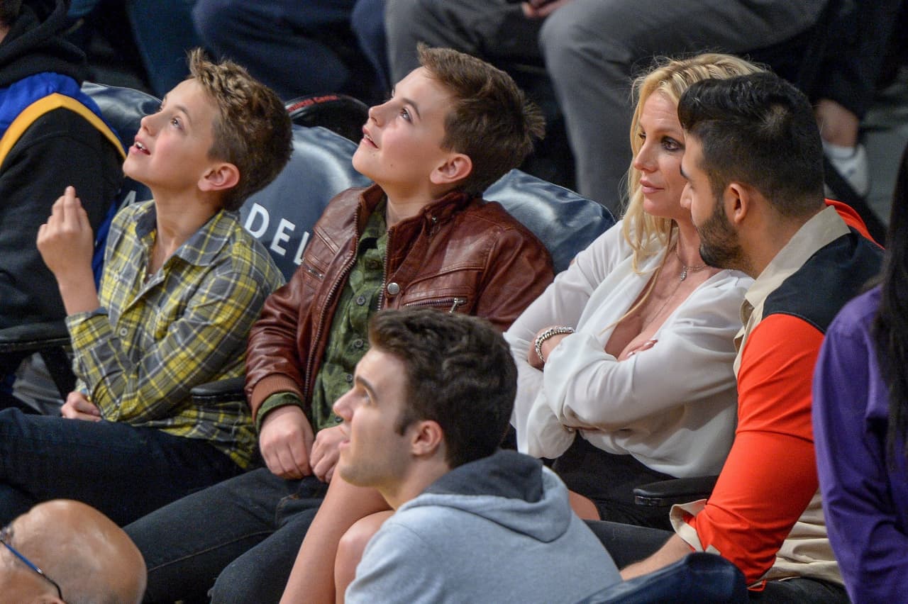 Kaplan confirmó a la revista que Britney, de 37 años, y Kevin, llegaron a un nuevo acuerdo a finales de agosto que le otorga a ella el 10 por ciento de los 
<b><a href="https://www.univision.com/entretenimiento/britney-spears-le-paga-20-000-dolares-mensuales-a-su-exmarido-y-ahora-el-pide-mas" target="_blank">derechos de custodia</a></b> y a su ex el 90 por ciento. Anteriormente compartían el 50 y 50 por ciento. Además,
<b><a href="https://www.univision.com/radio/la-gozadera-show-new-york/duro-golpe-a-britney-spears-al-perder-gran-parte-de-la-custodia-de-sus-hijos-video" target="_blank"> las visitas de Spears a sus hijos deben ser supervisadas.</a></b>