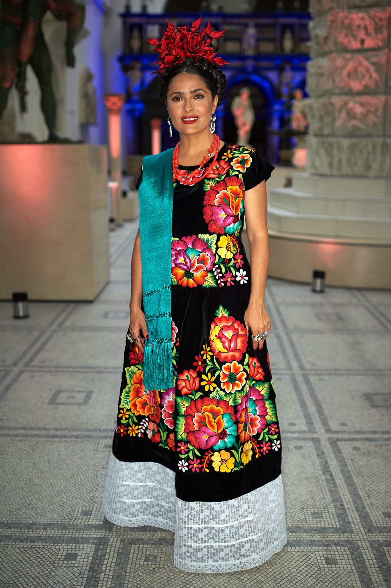 Luego de 16 años de haber interpretado a Frida Kahlo en la pantalla grande, Salma Hayek se vistió como la icónica pintora para la inauguración de la exposición ‘Frida Kahlo: Making Her Self Up’ en el museo Victoria & Alberto de Londres.
<br>