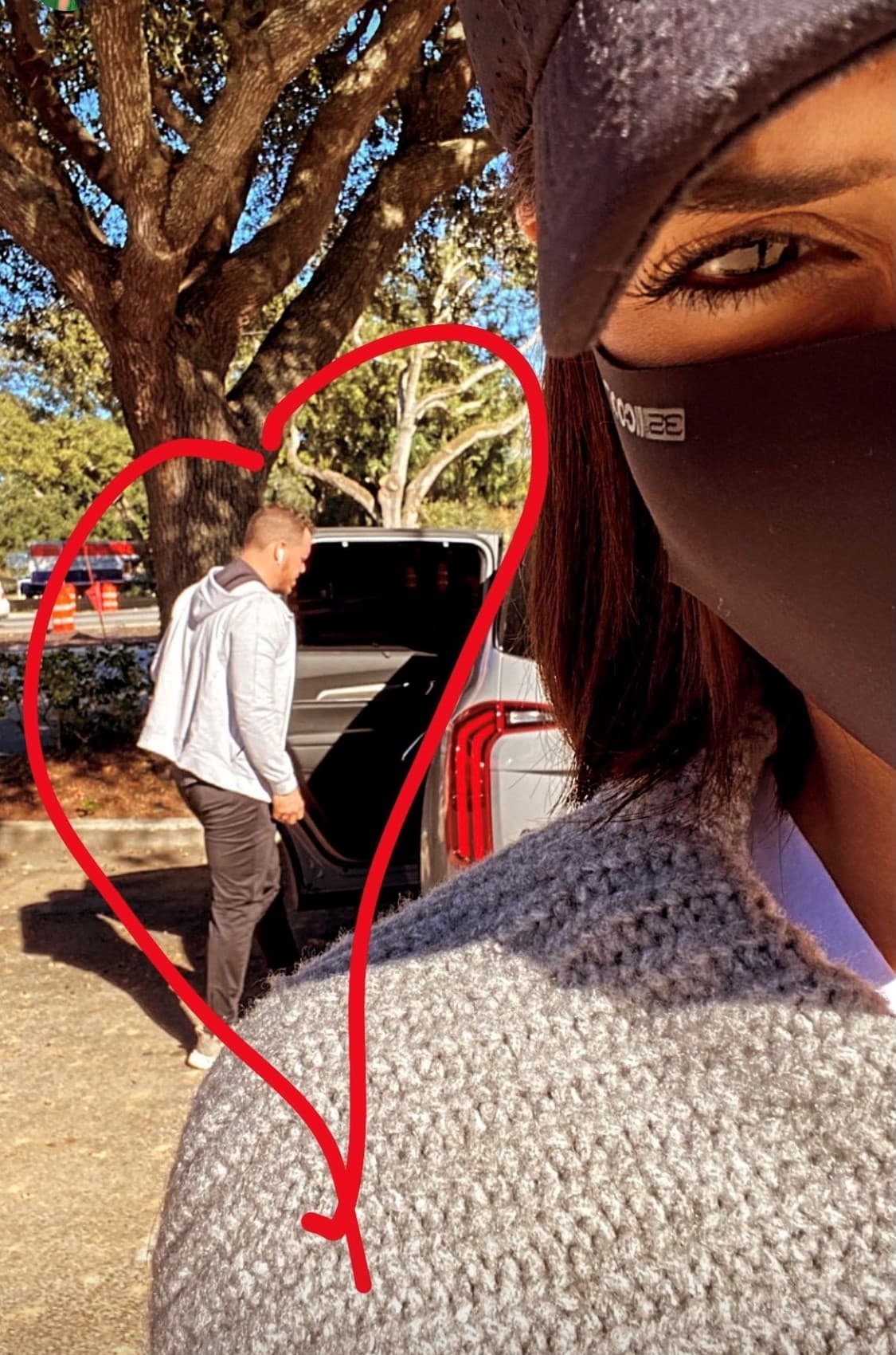 Aunque la dominicana suele ser muy discreta con su relación, en esta ocasión ella misma la hizo de paparazzo y mostró las fotos de Francesco.