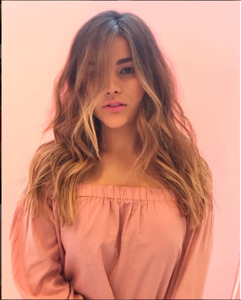 El rosa es un color muy femenino y le luce muy bien a Clary. Este selfie transmite una combinación perfecta entre frescura y ternura.
<br>