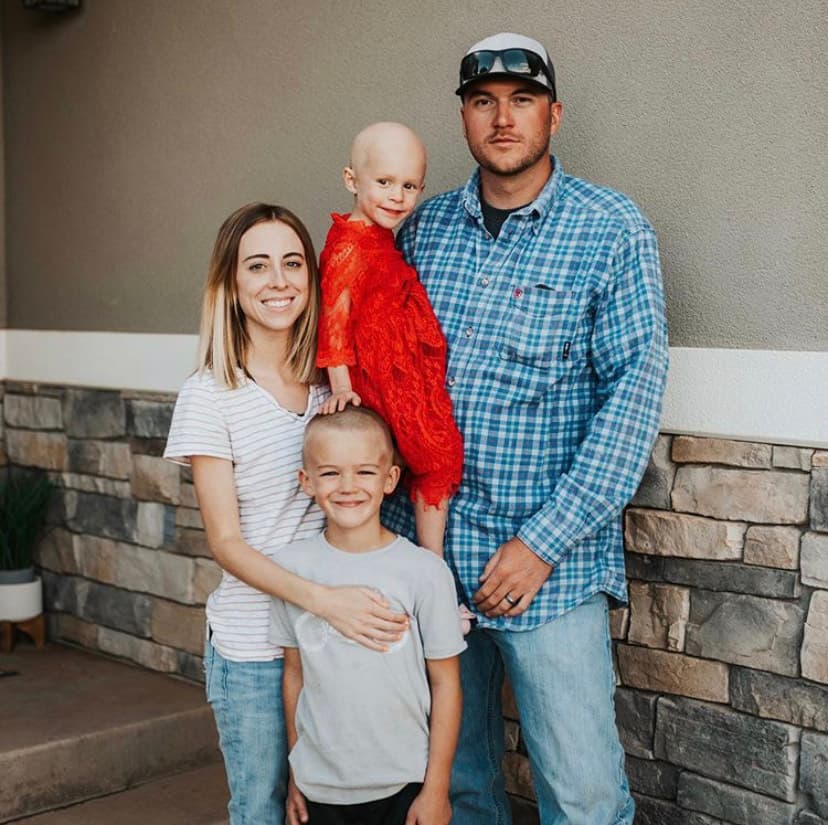 Los Bowden posan para una foto familiar con sus dos pequeños hijos calvos. La lucha de Lula, con una actitud siempre positiva, ha terminado por unirlos. Las publicaciones de Kristen han provocado la solidaridad de muchas personas. 
<b>"La pequeña Lula Beth ha sido una campeona durante todo el tiempo (...) ambos son definitivamente una inspiración para todos", dijo la orgullosa madre. </b>
<br>