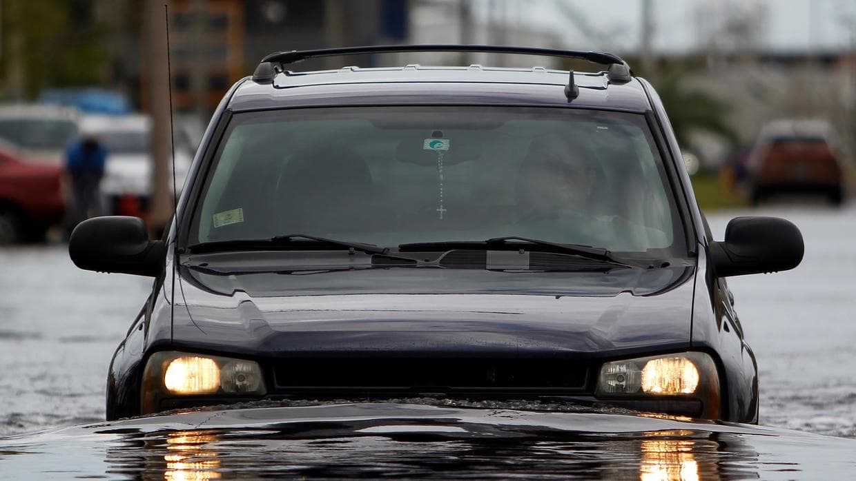 <b>Costosos desastres naturales.</b>
<br>
<br>Muchas empresas ofrecen ayuda a aquellos clientes localizados en áreas afectadas por desastres naturales, pero las aseguradoras no se cuentan entre ellas. El aumento en las pólizas de seguros de los autos residenciados en dichas áreas ocurre en un promedio de seis meses a un año después de la ocurrencia del evento.