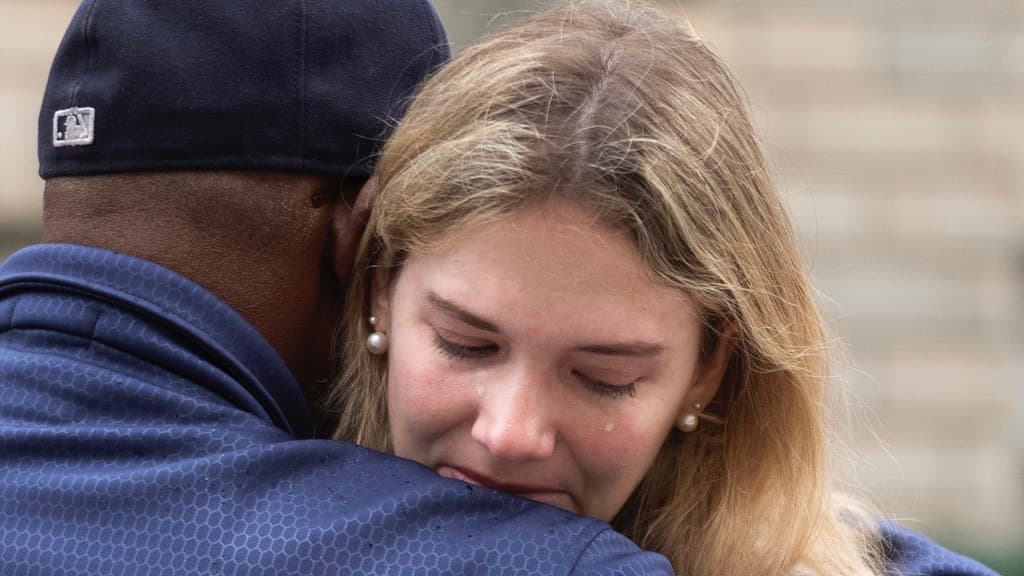 Las tristes despedidas de los trabajadores de USAID bajo la mirada vigilante de agentes federales