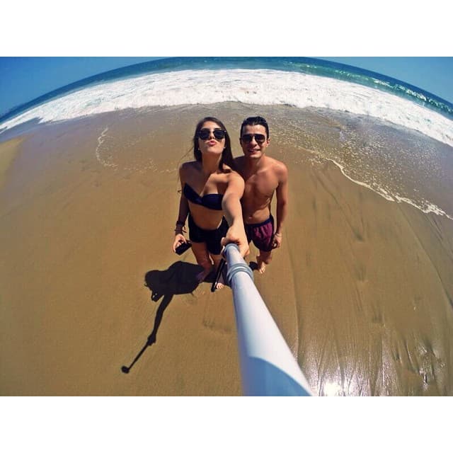 Vive un intenso romance.