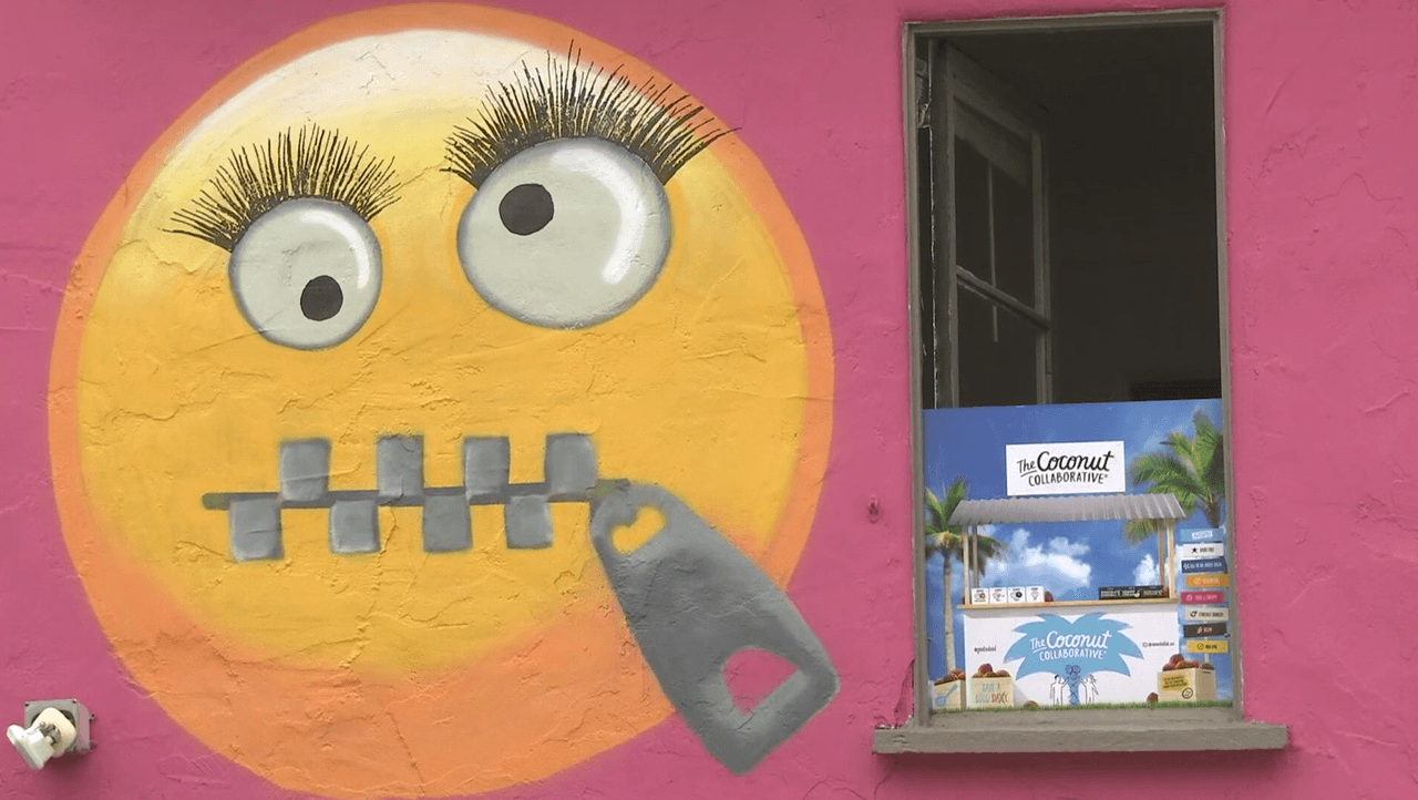 Los niños de la zona aseguran que ellos ven en la fachada de la casa a "símbolos de las redes sociales".