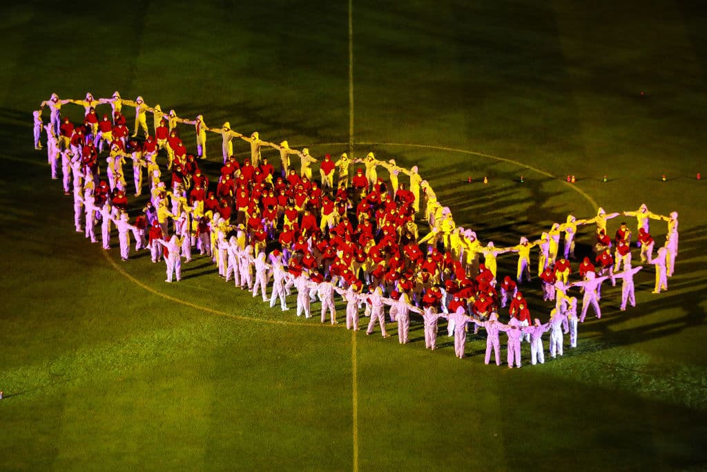 Con un espectáculo repleto de luces, rayos láser y bailes, la Federación Mexicana de Futbol presentó el nuevo logotipo o escudo que portarán las nuevas generaciones de futbolistas.