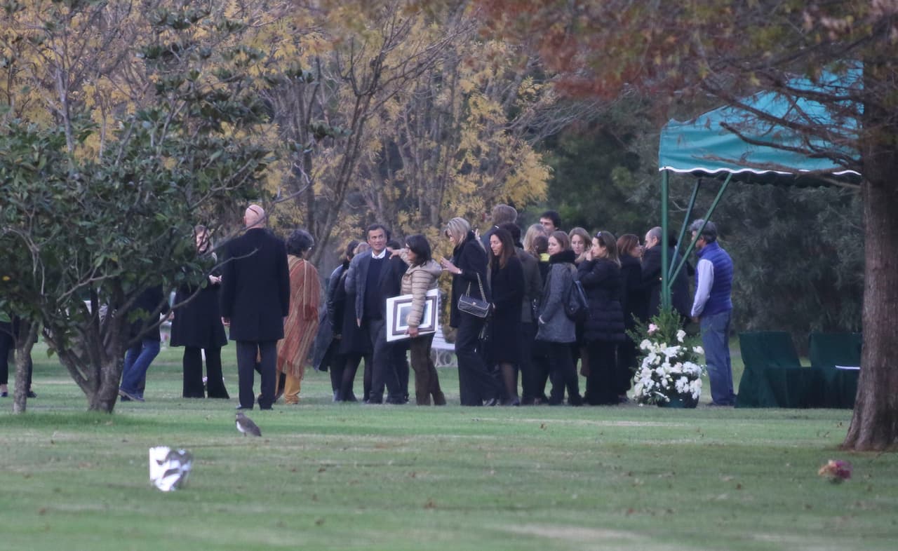 El cuerpo de Inés fue sepultado en el mismo cementerio donde se encuentran los restos de su padre, Jorge Zorreguieta, quien falleció el 8 de agosto del 2017.