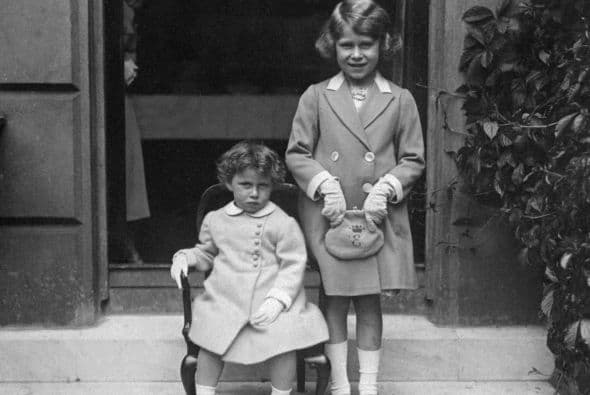 Antes de estos cambios, que pusieron a prueba la supervivencia de la monarquía británica, Isabel había tenido una infancia feliz. La imagen, que data de 1933, muestra a la princesa Margaret, la hermana menor de la futura reina Isabel II.