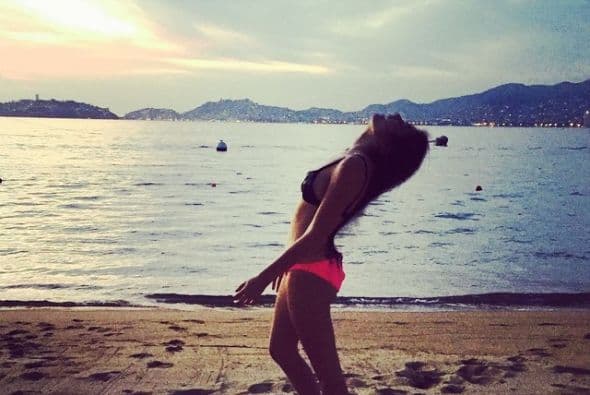 Le encanta posar a la orilla del mar.