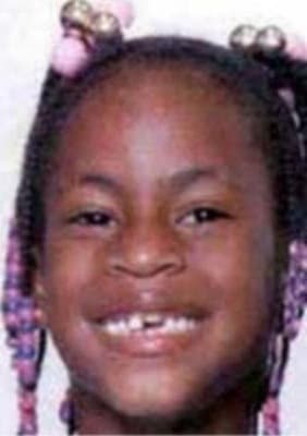<h3 class="cms-H3-H3">Alexis S. Patterson</h3>
<br>
<br>Poco después de haber cumplido 7 años, Patterson fue reportada por su madre 
<a href="https://www.fbi.gov/wanted/kidnap/alexis-s.-patterson" target="_blank">como desaparecida el viernes 3 de mayo de 2002</a>, luego de ser vista por última vez en el área de la escuela Hi-Mount en Milwaukee, Wisconsin. 
<br>
<br>En el momento de su desaparición, Patterson -quien hoy tiene 25 años- tenía puesta una chaqueta roja con capucha con una raya gris en las mangas, una camisa violeta, pantalón azul claro y tenis Nike blancos. 
<br>