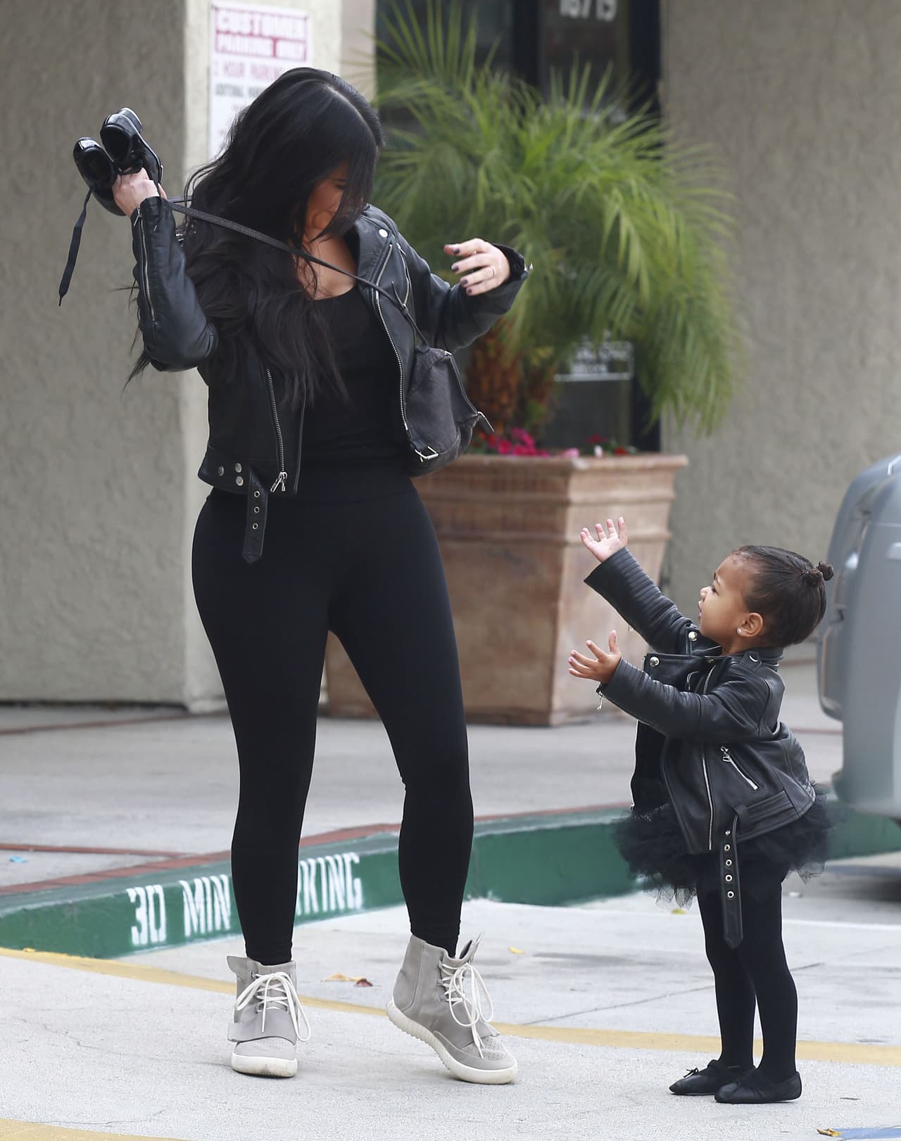 ¡No seas envidiosa Kim! Préstale tu bolso a Nori.