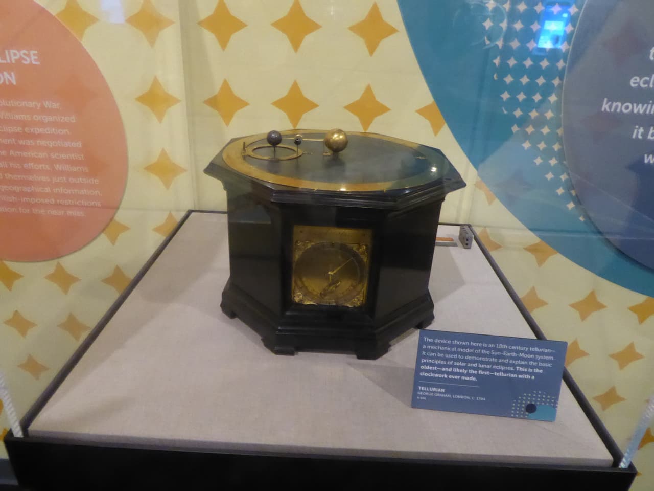 O los Telluriums, que sirven para demostrar las distintas fases de la luna durante los eclipses . Este Tellurium es del siglo XVIII.