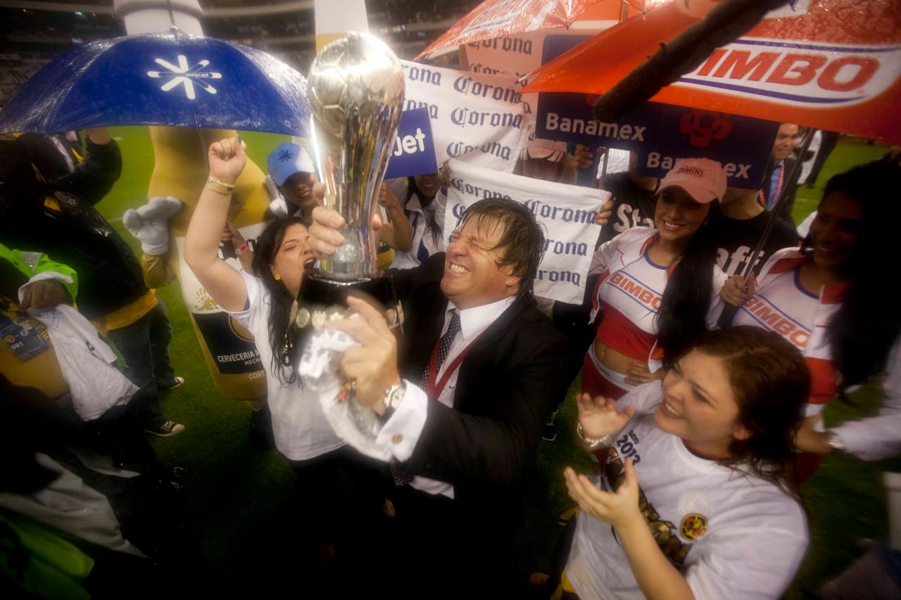 Miguel Herrera por fin disfrutaba de la gloria luego de intentarlo varias veces y quedarse en la orilla y lo hacía con un campeonato para la historia.