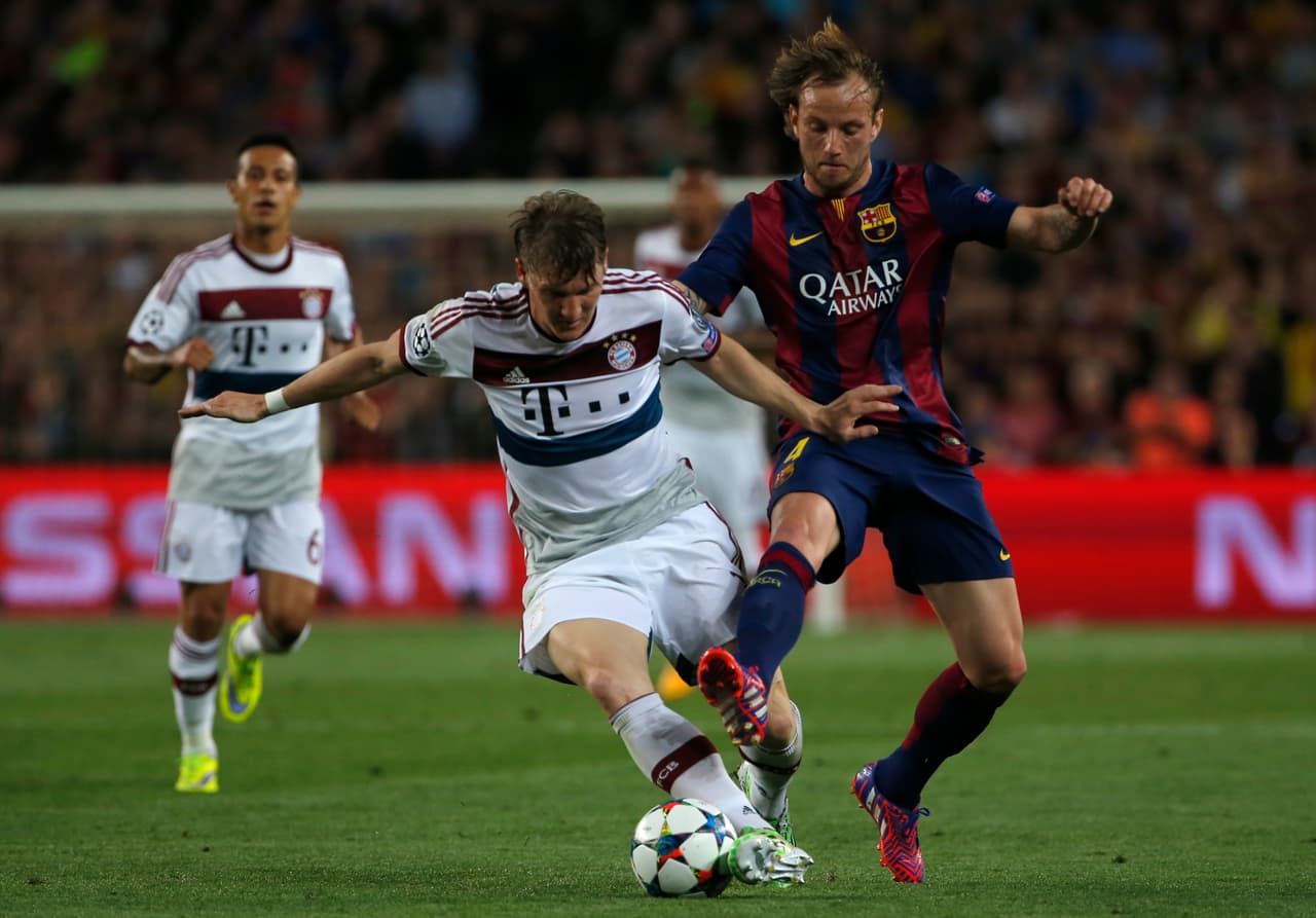 La bola era de Rakitic y se la dio a Messi para que entrara al área a velocidad con la pelota en los pies.