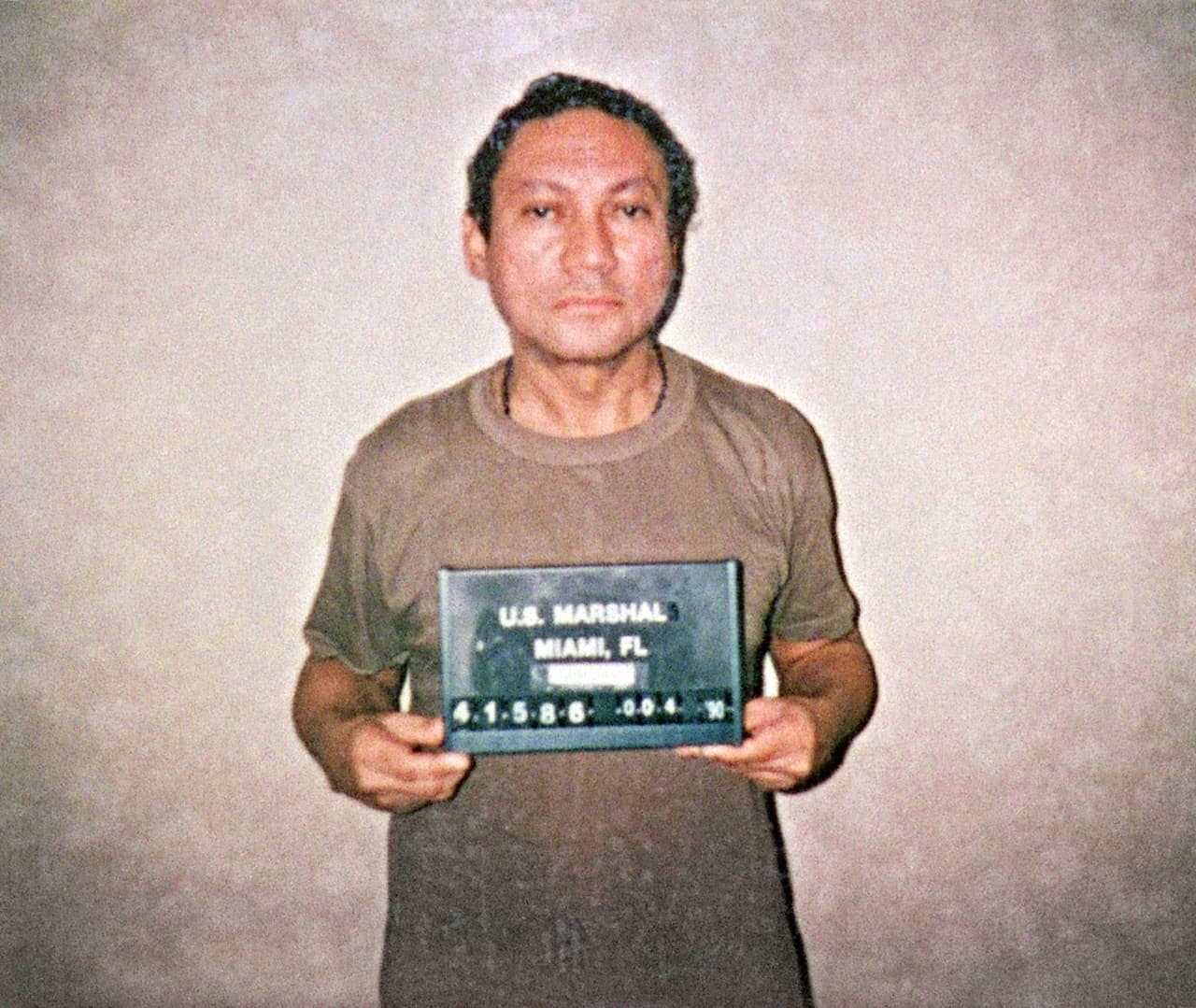 <b>El fin de <a href="https://www.univision.com/temas/manuel-noriega">Manuel Noriega</a>. </b>En 1982 el dictador de Panamá 
<a href="https://www.univision.com/shows/aqui-y-ahora/con-su-testimonio-lehder-ayudo-a-derrumbar-a-manuel-antonio-noriega-el-hombre-fuerte-de-panama-video"><u>comenzó a permitir que Pablo Escobar utilizara su país como puente del narcotráfico hacia Florida</u></a>. En esta época George H.W. Bush, entonces vicepresidente, creó un grupo de trabajo para combatir el comercio de cocaína a través de Miami, una ciudad tomada por la violencia.
<br>
<br>
<a href="https://www.univision.com/noticias/america-latina/en-fotos-recordando-la-invasion-a-panama-en-1989-fotos"><u>El general Manuel Antonio Noriega se rindió a la DEA luego de la invasión de Estados Unidos a Panamá en 1989</u></a>. Fue sentenciado a 40 años de prisión por tráfico de drogas, lavado de dinero y crimen organizado.
<a href="https://www.univision.com/shows/despierta-america/el-exdictador-panameno-manuel-noriega-muere-a-los-83-anos-de-edad-video"><u> Murió en Panamá en mayo de 2020</u></a>.