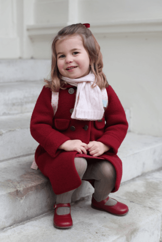 A diferencia de su hermano George, en las fotos de su primer día de escuela en
<a href="http://www.willcocksnurseryschool.com/ ">Willcocks Nursery School</a>, la niña lució contenta y firme en las fotos que tomó su mamá en el palacio de Kensington.