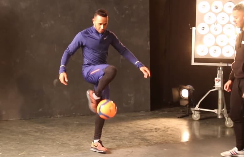 Lewis Hamilton demostró que es un 'crack' con el balón