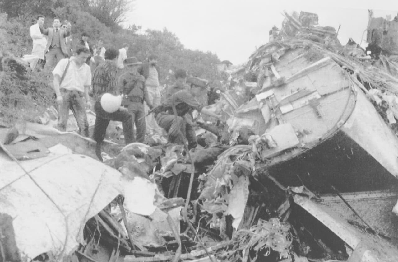 Gaviria ganó las elecciones en 1990 y trató de enfrentar a Escobar y demás criminales con la justicia. Fue promotor de una nueva constitución que inicialmente no contempló la extradición y logró llevar a Escobar a la cárcel. El narcotraficante estuvo recluido en ¨'La Catedral', una prisión de lujo 
<a href="https://www.univision.com/series/narcos/conoce-la-historia-y-detalles-de-la-catedral-de-pablo-escobar">que el propio criminal controlaba y de la que luego se fugó</a>. En la fotografía, el personal de emergencia en los restos de avión, que se extendieron por seis millas.