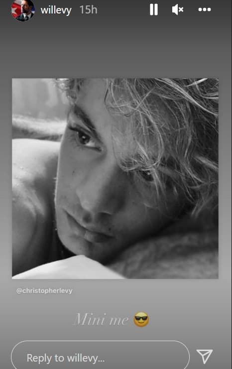 Lo hizo replicando esta
<b><a href="https://www.univision.com/famosos/william-levy-conversacion-hijo-christopher" target="_blank"> foto de su hijo Christopher</a></b>, de 15 años, con quien de manera frecuente sus fans lo comparan por su parecido físico: 
<b><a href="https://www.univision.com/entretenimiento/celebridades/christopher-levy-es-el-macho-lindo-de-su-mama-y-clon-de-william-levy-fotos" target="_blank">"Mini me ('mini yo')"</a></b>, escribió el artista sobre la imagen. 
<br>