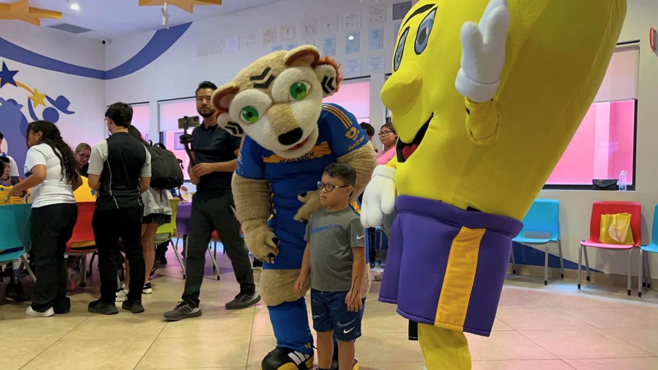 La mascota de Tigres y del TeletonUSA estuvieron con los pacientes del CRIT en San Antonio.