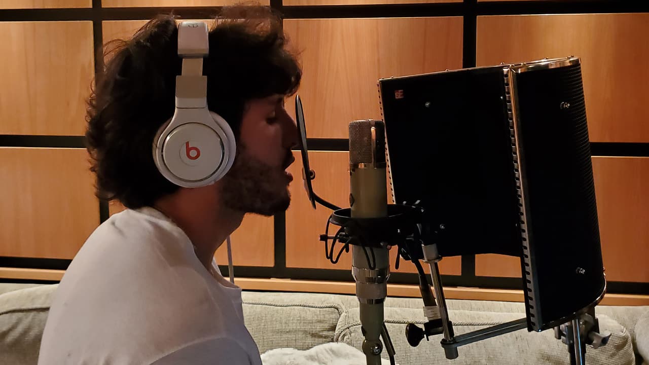 <b>Sebastián Yatra</b> siempre encuentra lo oportunidad, esté donde esté, para hacer lo que más le gusta: Crear música para sus fans.